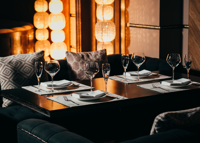 Quels éléments clés un décorateur prend-il en compte dans un restaurant?